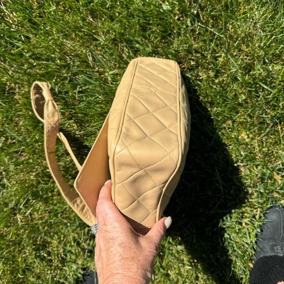 CHANEL lambskin VINTAGE shoulder/cross body bag. From 1994-1996. GORGEOUS! - Picture 13 of 17